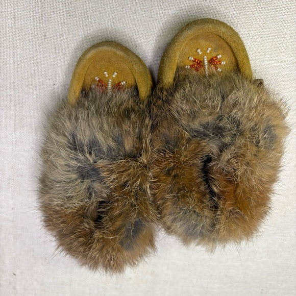 Laurentien Chief Infant Baby Moccasin Slippers Tan Beaded Fur Lined Cute Tiny - Picture 1 of 5